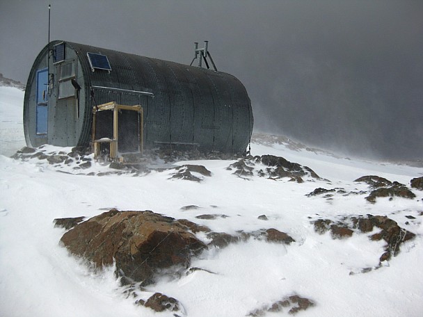 Barron Saddle Hut at New Year  2009 -
Photo:&nbsp;David Grainger
Photo:&nbsp;'2009 Jan 01 10:48'
Original size:&nbsp;1,024 x 768; 665 kB
Filename:&nbsp;'Barron Saddle Hut at New Year 2009 - David Grainger'