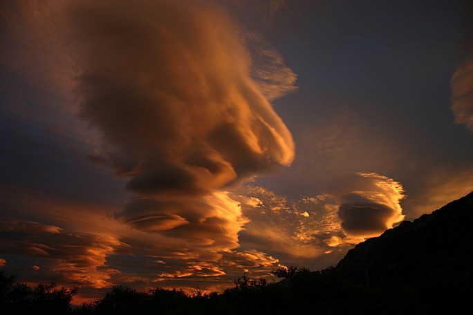 Evening Light Show -
Photo:&nbsp;Alistair Betts
Photo:&nbsp;'2009 Jan 05 21:33'
Original size:&nbsp;1,024 x 683; 458 kB
Filename:&nbsp;'Evening Light Show - Alistair Betts'
