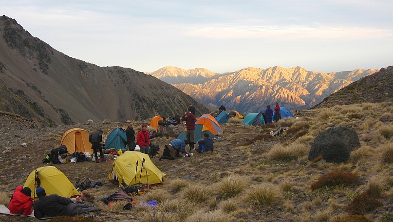 Shady Figures
Photo:&nbsp;Grainger
Photo:&nbsp;'2010 Oct 24 19:30'
Original size:&nbsp;1,382 x 781; 1,025 kB
Filename:&nbsp;'HCL-TTC-Grainger-Shady Figures'