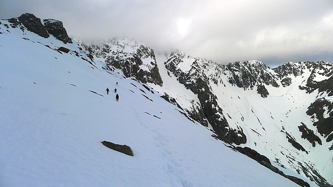 Sidling back to Cupola hut with couloir behind