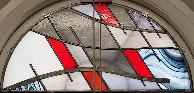 Stained glass P 8070410
Photo:&nbsp;Alan
Original size:&nbsp;2,362 x 1,131; 923 kB
Filename:&nbsp;'Alan stained glass P8070410'