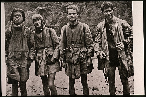 click on the photo and click again on the photo to download the original image

19qq TTC783