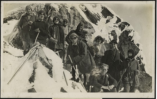 click on the photo and click again on the photo to download the original image

19qq ttc314 Climbing party