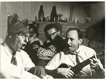 click on the photo and click again on the photo to download the original image

19qq ttc662 Singsong