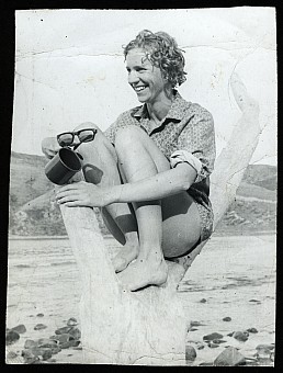 click on the photo and click again on the photo to download the original image

19qq ttc718 portrait