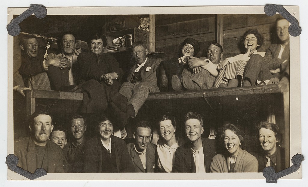 click on the photo to download the original image

19qq ttc049 In a hut