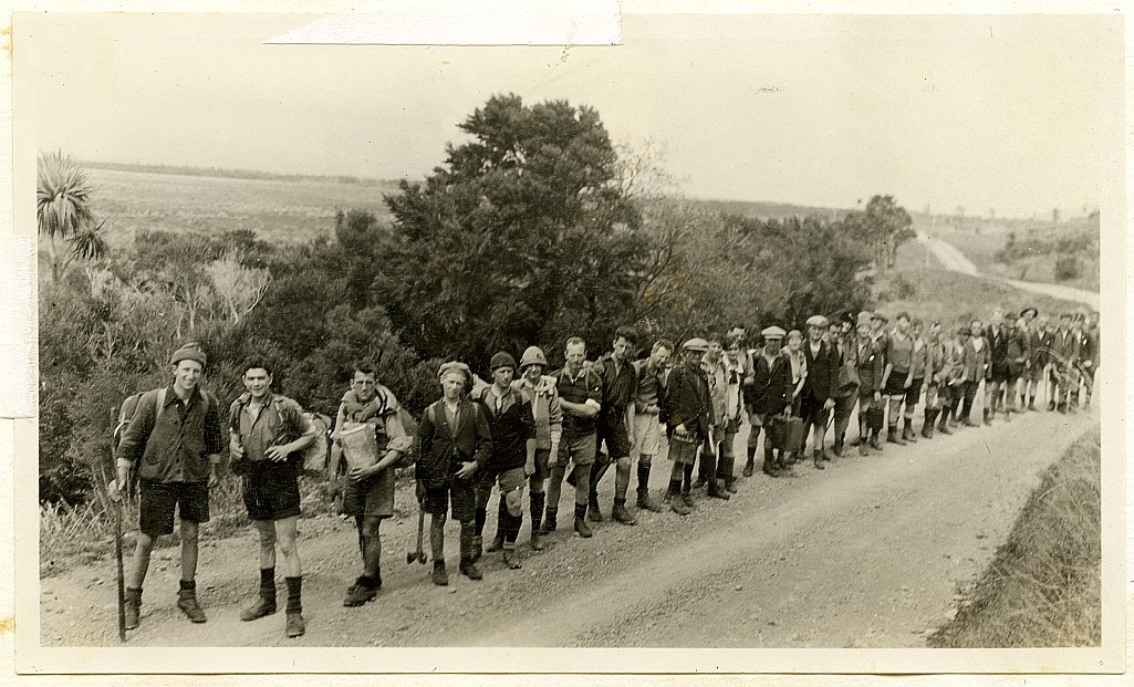 click on the photo to download the original image

19qq ttc574 group in line on road