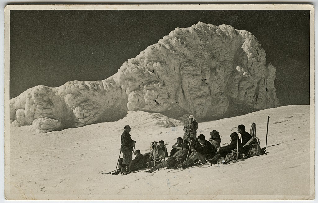 click on the photo to download the original image

19qq ttc424 Climbing party