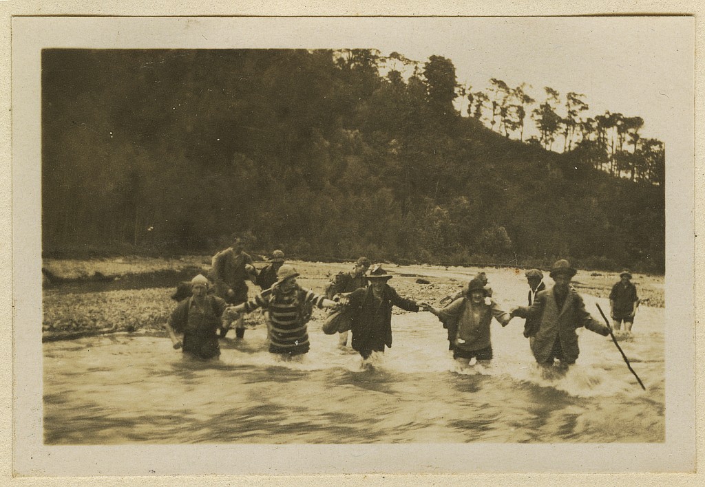 click on the photo to download the original image

19qq ttc328 River crossing