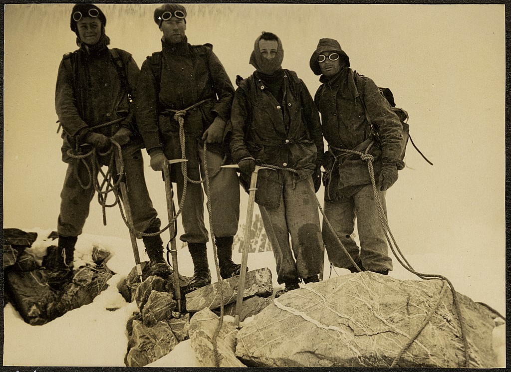 click on the photo to download the original image

19qq ttc746 Climbing party