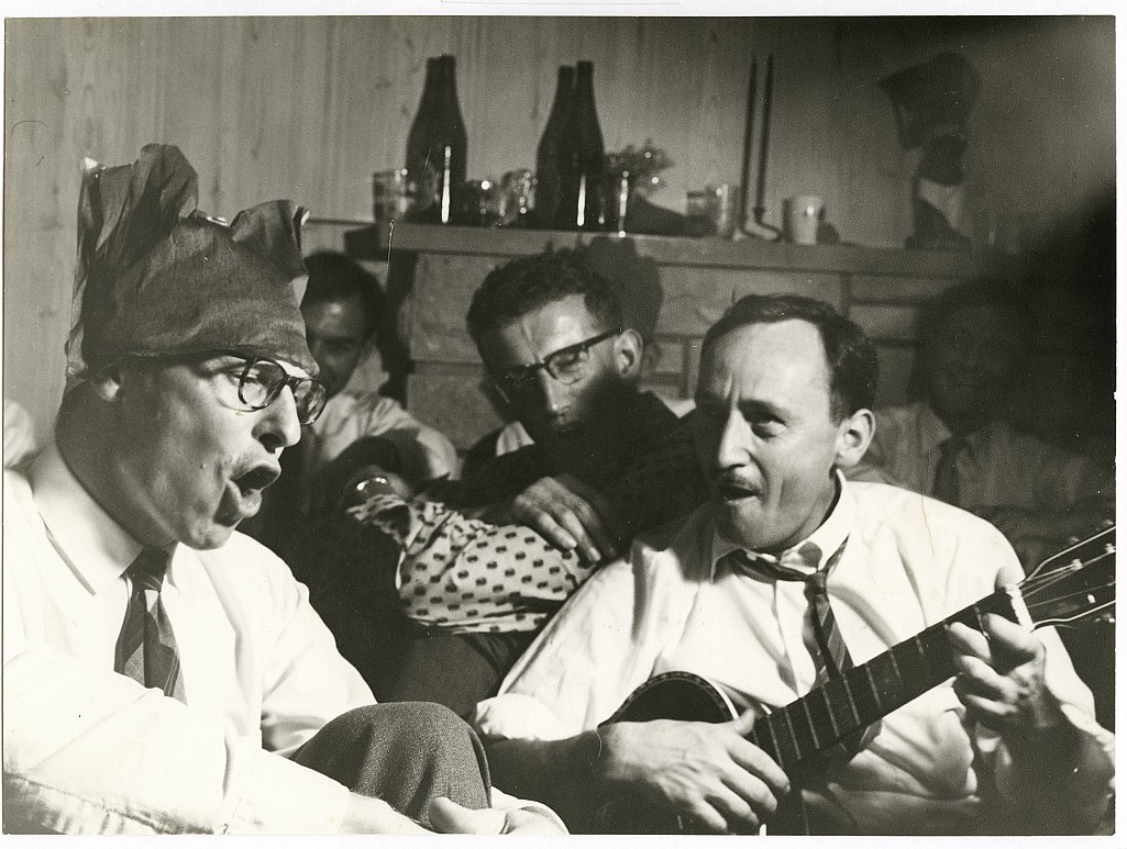 click on the photo to download the original image

19qq ttc662 Singsong