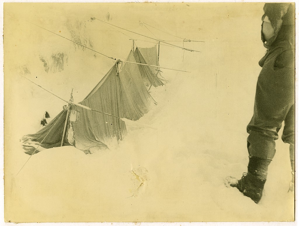 click on the photo to download the original image

19qq ttc696 Snow camp