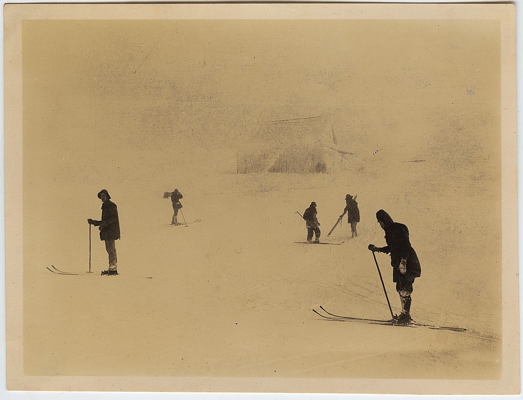 click on the photo to download the original image

19qq ttc018 Skiing