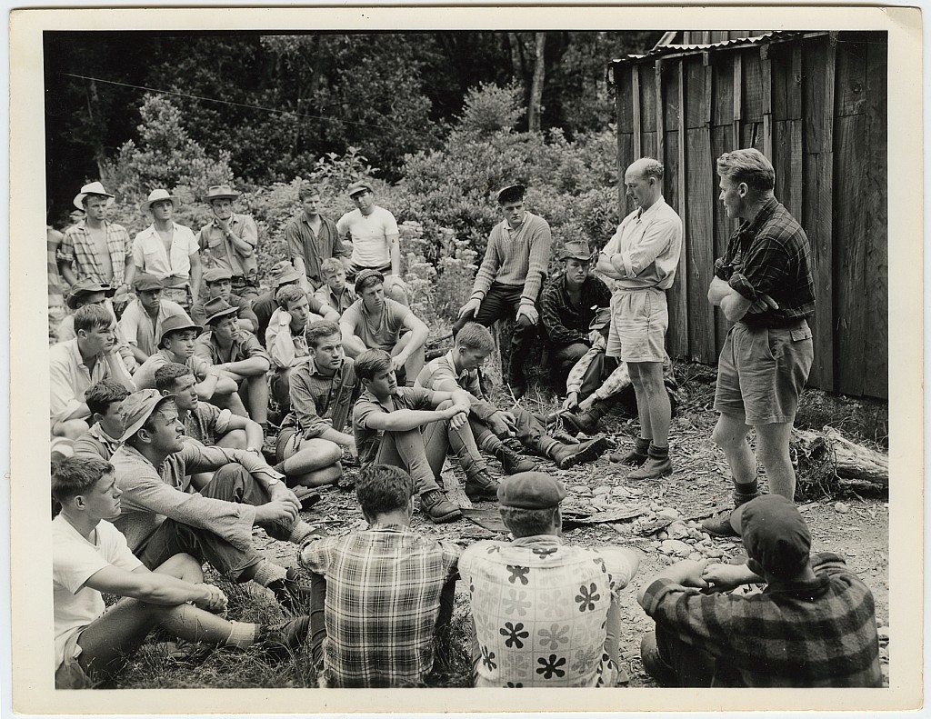 click on the photo to download the original image

19qq ttc016 Instruction group outside hut Q