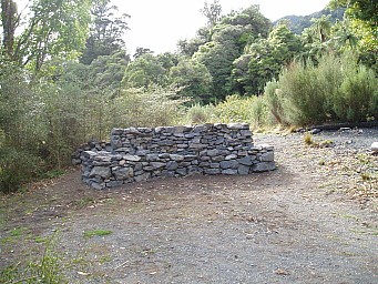 Stone Wall Seat Waerenga - 1.jpg: 1024x768, 227k (2014 Jul 21 07:25)