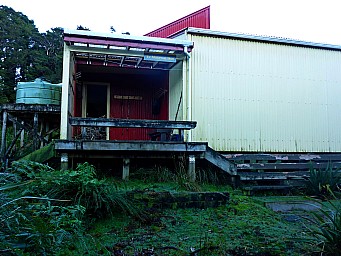 Te Matawai Hut entrance early morning.jpeg: 4096x3072, 5664k (2017 Apr 10 09:29)