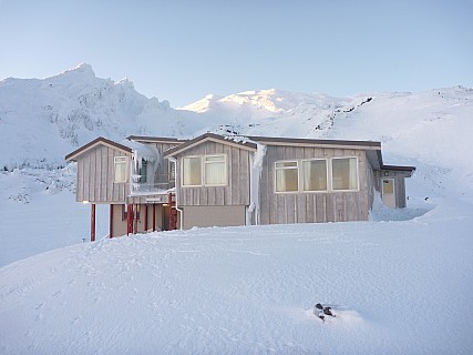 2011-07-18 07.41.19 P1020695 Simon Tararua Lodge.jpeg: 4000x3000, 4492k (2014 Jul 21 07:30)