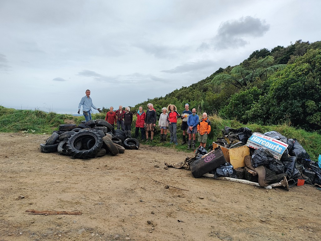 click on the photo to download the original image

Photo Franz Hubmann-Akatarawa rubbish collection