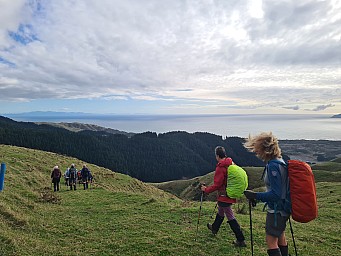 Ant Hill - Karen Bakers hair indicating a  15 to  18 knot northerly
Photo:&nbsp;'2025 May 07 14:20'
Original size:&nbsp;4,032 x 3,024; 3,405 kB
Filename:&nbsp;'Ant Hill - Karen Bakers hair indicating a 15 to 18 knot northerly'