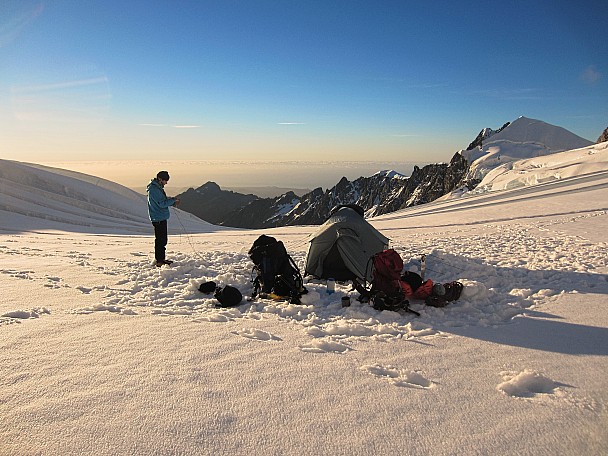 Setting up mountain radio on the upper Balfour Glacier
Photo: Simon Bell
; '2014 Mar 09 19:45'
Original size: 4,000 x 3,000; 3,657 kB