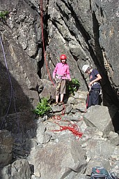Sienna_and_Fiona_getting_ready_to_climb.jpg: 534x800, 217k (2014 Jul 21 06:48)